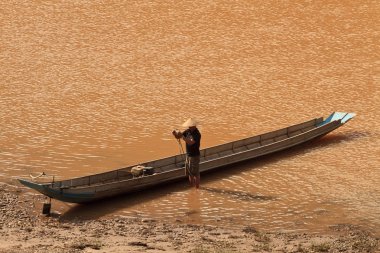 Fisher adam Nam Ou Nehri üzerinde