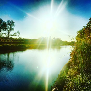 suya yansıyan günbatımı