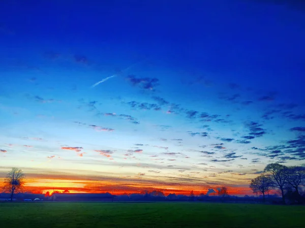 Puesta Sol Cielo Muy Colorido Con Algunas Nubes Sobre Campo — Foto de Stock