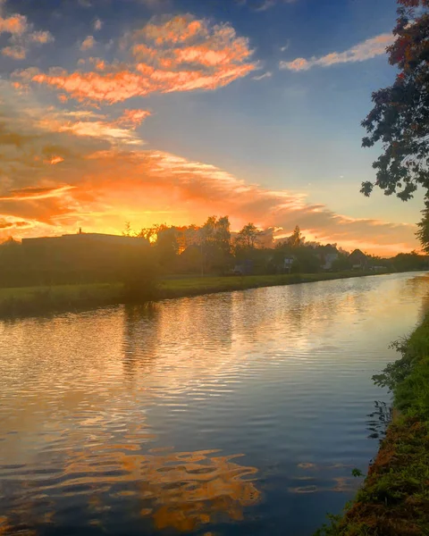 Coucher Soleil Doré Reflété Dans Eau Rivière — Photo