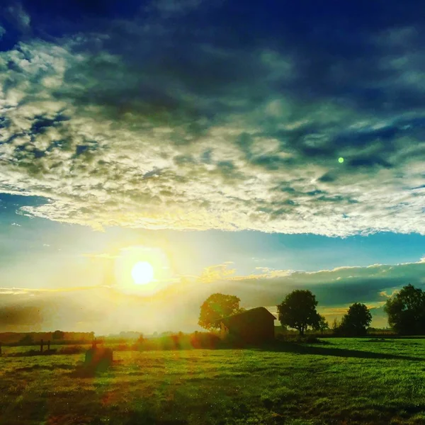 Cielo Colorido Dramático Atardecer Sobre Una Zona Rural — Foto de Stock