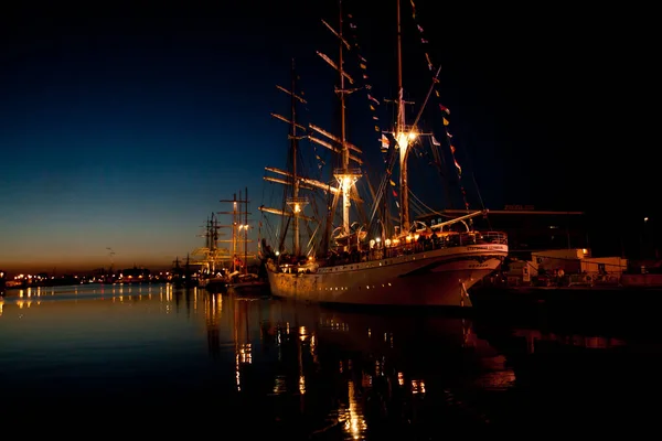 Tall Ship w porcie w nocy — Zdjęcie stockowe