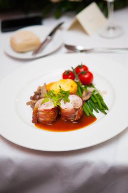 Bir restoranda çok zevkli akşam yemeği