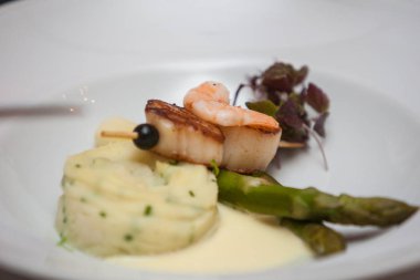 Kuşkonmaz ve karides yemek