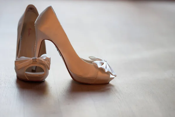 Sapatos de casamento branco — Fotografia de Stock