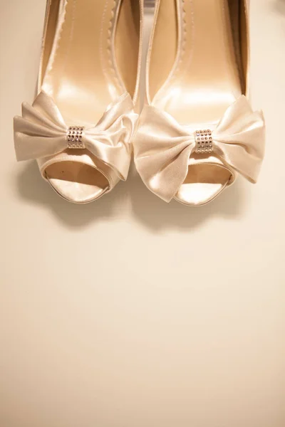 Valkoiset häät kengät — kuvapankkivalokuva