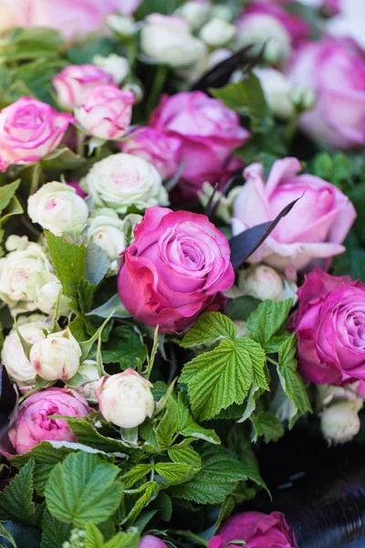 Цветочные украшения с розовыми и белыми цветами — стоковое фото