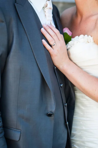 Novia y novio en el día de su boda — Foto de Stock