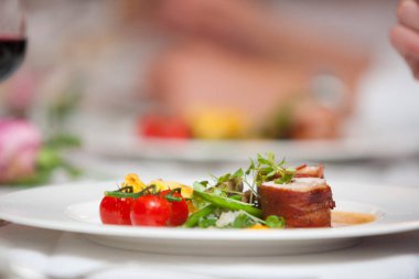 Bir restoranda çok zevkli akşam yemeği