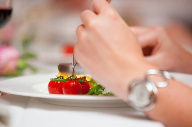 Çok güzel bir akşam yemeği bir restoranda yemek