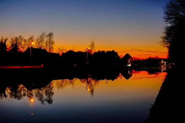 Dramático atardecer sobre el río — Foto de Stock