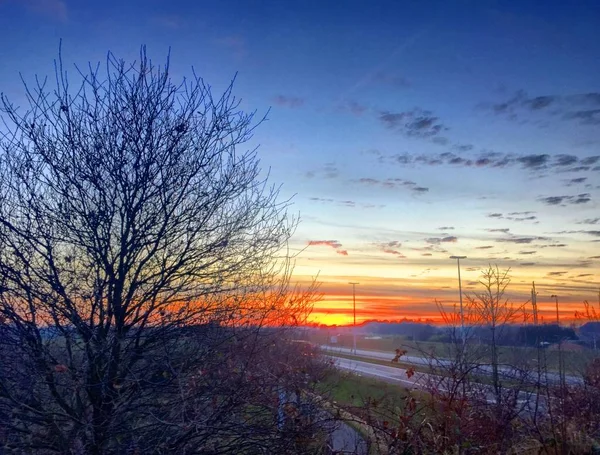 Colorido Dramático Atardecer Sobre Campo Mostrando Impresionante Cielo — Foto de Stock