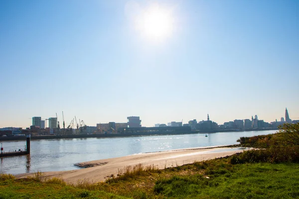 Die Sonne Scheint Den Blauen Sommerhimmel Über Dem Fluss Und — Stockfoto