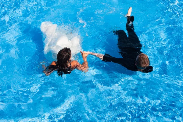 Pasgetrouwde Bruid Bruidegom Met Bruidsjurk Pak Een Zwembad Onherkenbaar Schot — Stockfoto