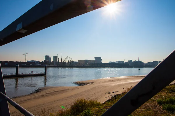 Sonnenschein über dem Fluss — Stockfoto