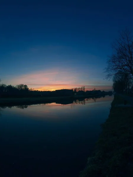 Landschaft, Sonnenuntergang über dem Fluss — Stockfoto