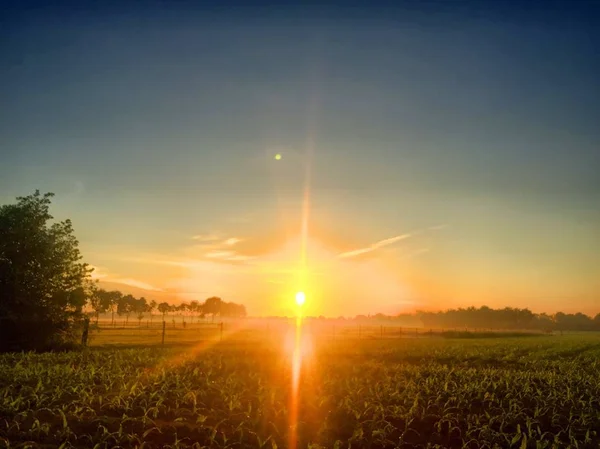 Salida Del Sol Sobre Paisaje Rural Mostrar Cálido Cielo Lleno —  Fotos de Stock