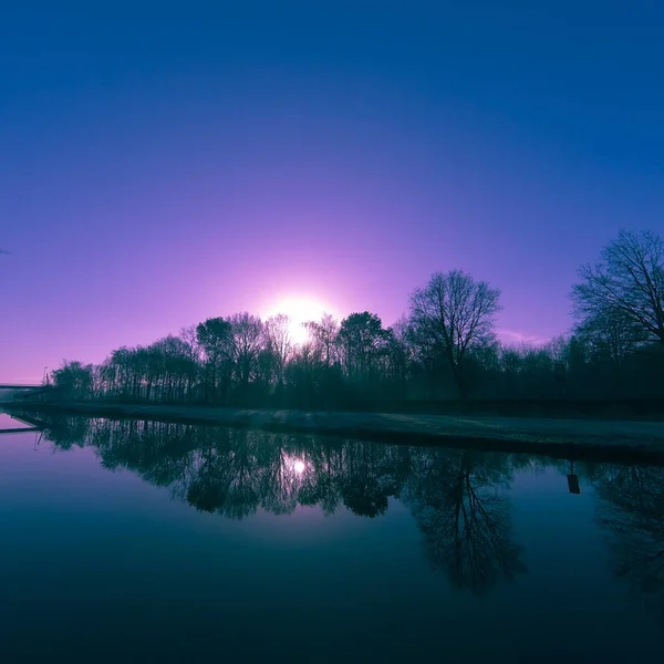 Céu colorido ao nascer do sol sobre o rio — Fotografia de Stock