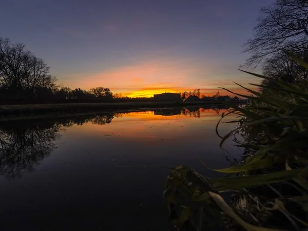 Färgglada himlen vid soluppgång över floden — Stockfoto