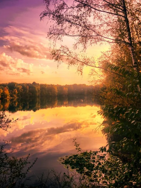Ciel coloré au lever du soleil sur la rivière — Photo