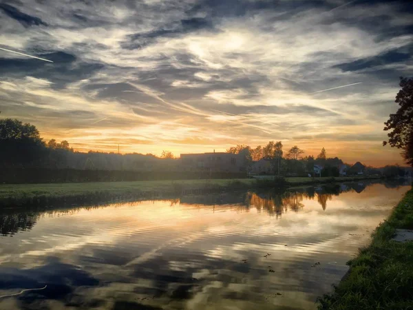 Ciel coloré au lever du soleil sur la rivière — Photo