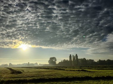 Kırsal gündoğumu dramatik renkleri gösterilen alanlar üzerinde 