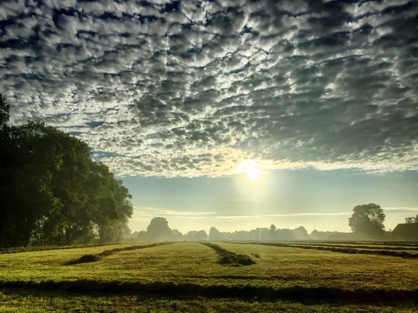 Countryside sunrise over the fields showing the dramatic colors — Stock Photo, Image
