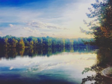 Yansıyan gündoğumu, renkli gökyüzü