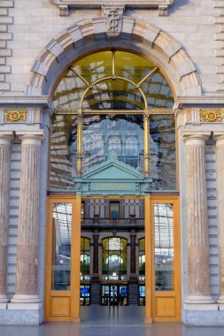 Turistler ve taşıt içinde güzel tarihi Anvers merkez tren istasyonu