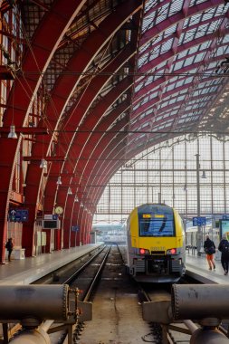 Turistler ve taşıt içinde güzel tarihi Anvers merkez tren istasyonu