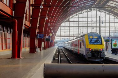 Turistler ve taşıt içinde güzel tarihi Anvers merkez tren istasyonu