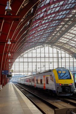 Turistler ve taşıt içinde güzel tarihi Anvers merkez tren istasyonu