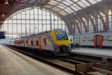 Turistler ve taşıt içinde güzel tarihi Anvers merkez tren istasyonu