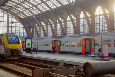 Turistler ve taşıt içinde güzel tarihi Anvers merkez tren istasyonu