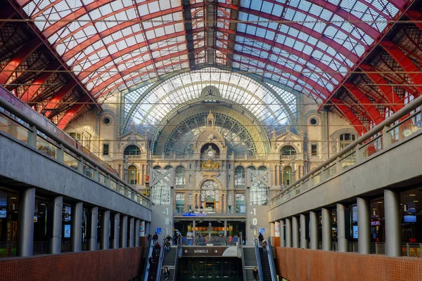 Turisté a dojíždějících v krásné historické Antverpy Central železniční stanice — Stock fotografie