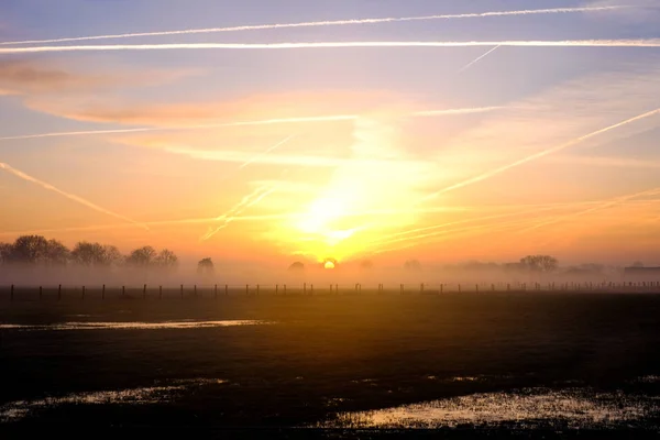 Cielo natural del amanecer dramático sobre el campo —  Fotos de Stock