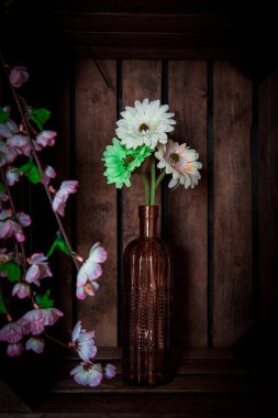 Bahar gerbera çiçekleri bir vintage pembe aranjman