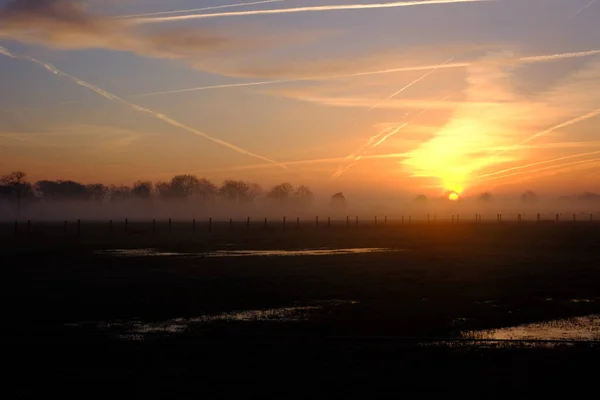 Cielo natural del amanecer dramático sobre el campo — Foto de Stock