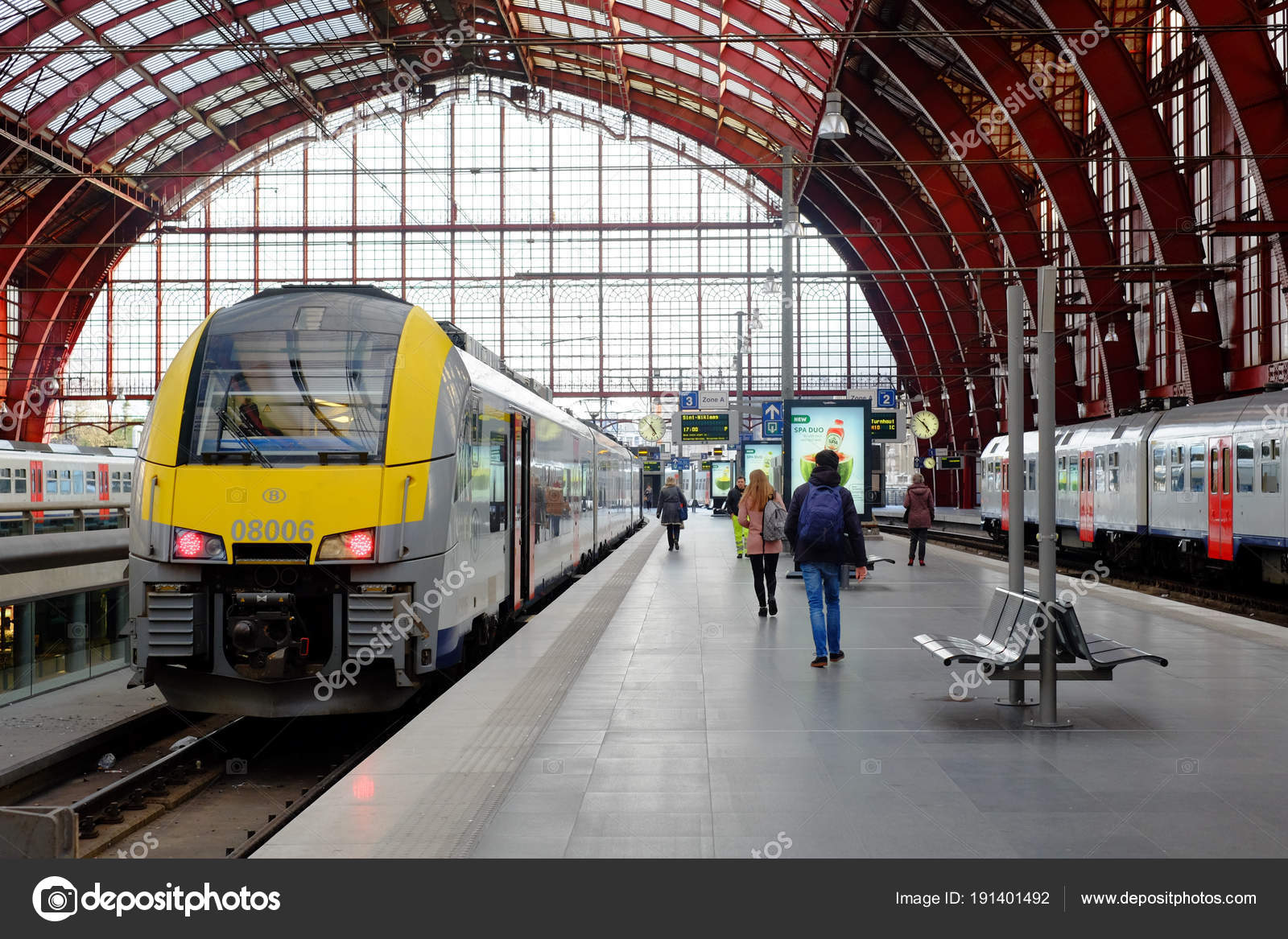 Redactionele foto van mensen reizen per trein in het ...