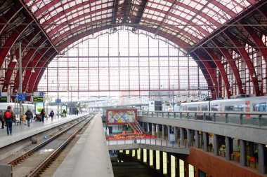 Antwerp Merkez Tren Garı tren ile seyahat eden insanlar Editör resmi