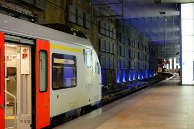 Antwerp Merkez Tren Garı tren ile seyahat eden insanlar Editör resmi