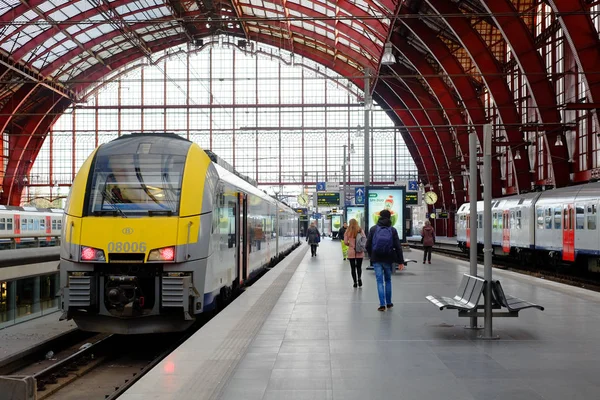 Antwerp Merkez Tren Garı tren ile seyahat eden insanlar Editör resmi