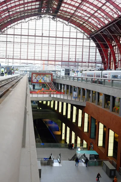 Redaktionell bild av personer som reser med tåg i Antwerpen Central station — Stockfoto