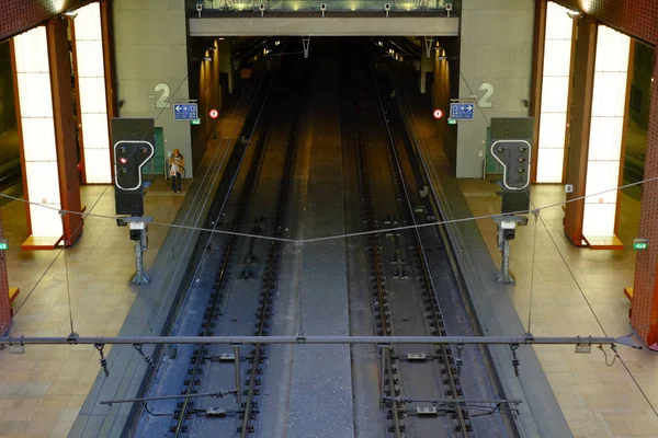 Az Antwerp Central Station vonattal szerkesztői kép — Stock Fotó