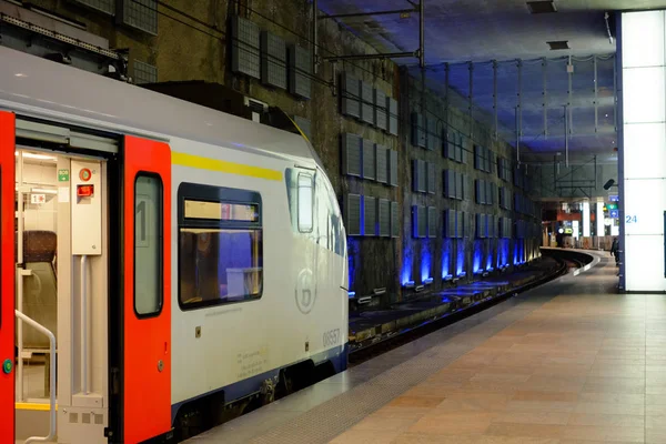 Imagem editorial das pessoas que viajam de comboio na estação central de Antuérpia — Fotografia de Stock