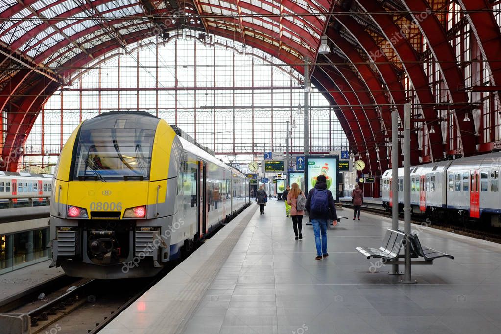 Redactionele foto van mensen reizen per trein in het ...
