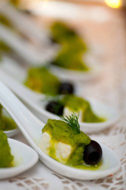 Tabakta lezzetli yeşil aperatifler