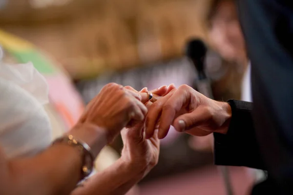 Gelin ve damat evlilik yüzüklerini değiş tokuş ediyor. — Stok fotoğraf