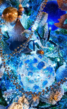 Noel ağacındaki güzel dekore edilmiş Noel süslemelerini kapat.