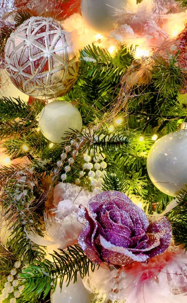 크리스마스 트리에 있는 아름답게 장식된 크리스마스 장식들을 가까이 서 본 모습 — 스톡 사진